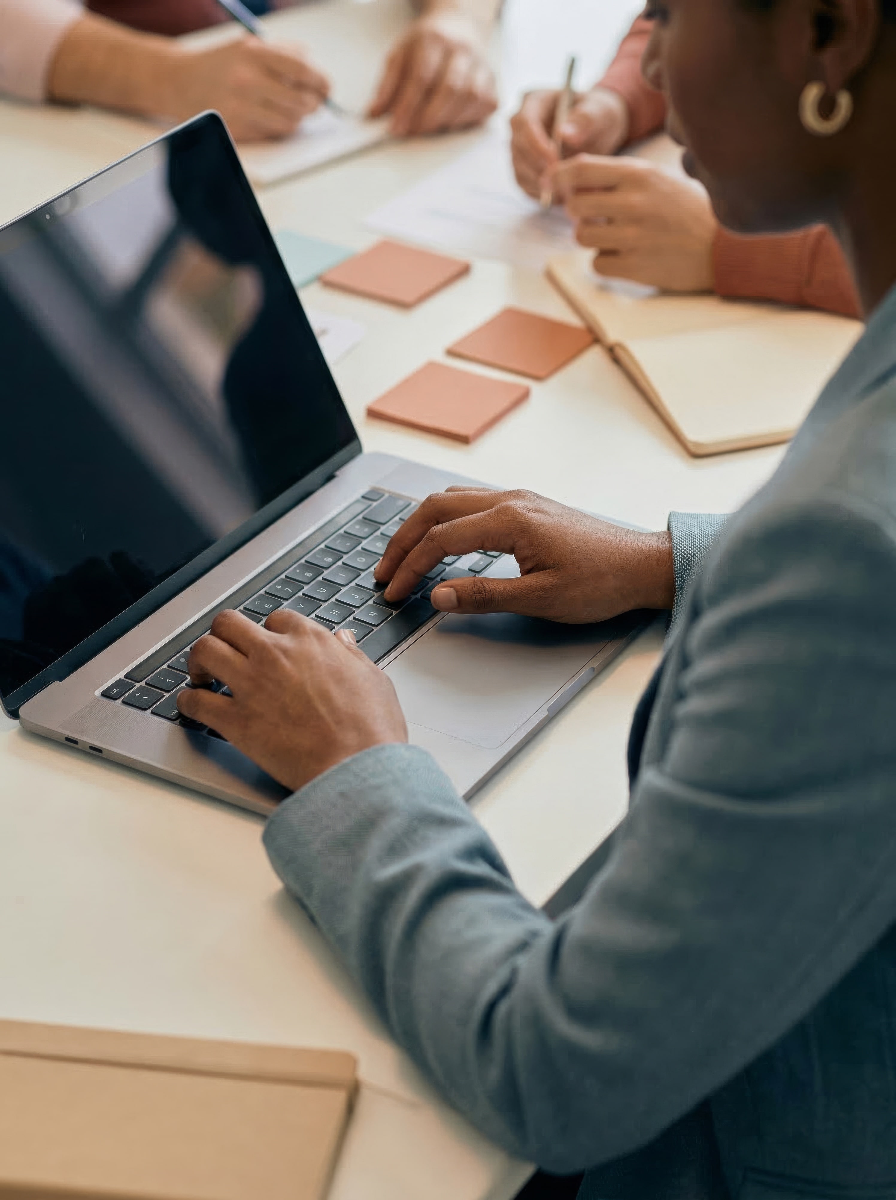 Travail de coordination autour d’un ordinateur portable
