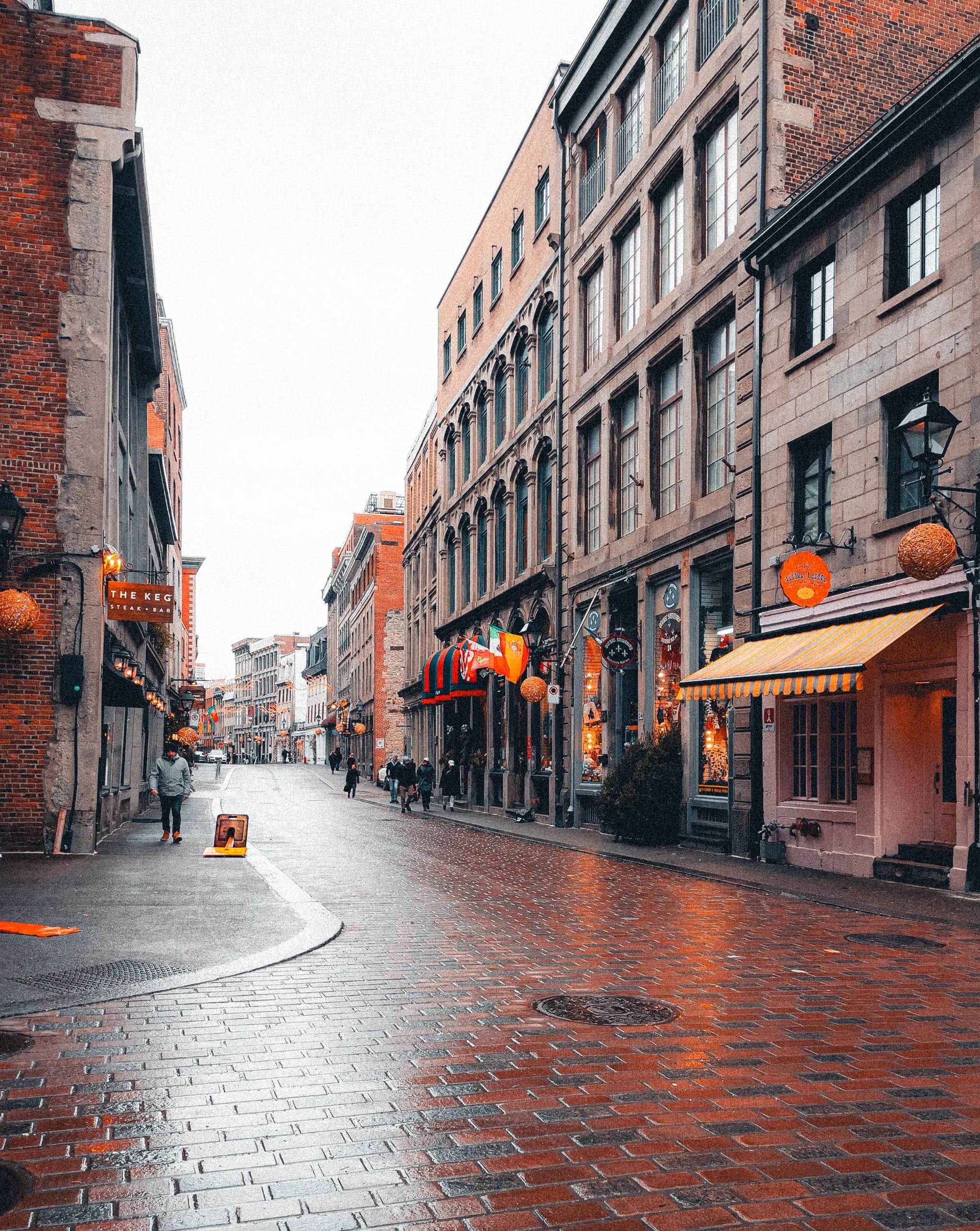 Rue commerçante bordée de bâtiments et de boutiques